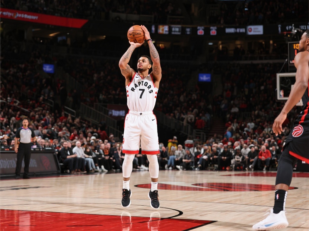 范弗里特外线精准接球 超远三分一击命中 外线投射的重要性:现代篮球的核心策略